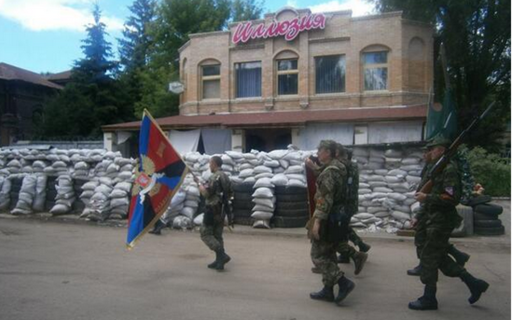 "Стрєлок" пройшовся зі своїми бандитами / © twitter.com/Євромайдан