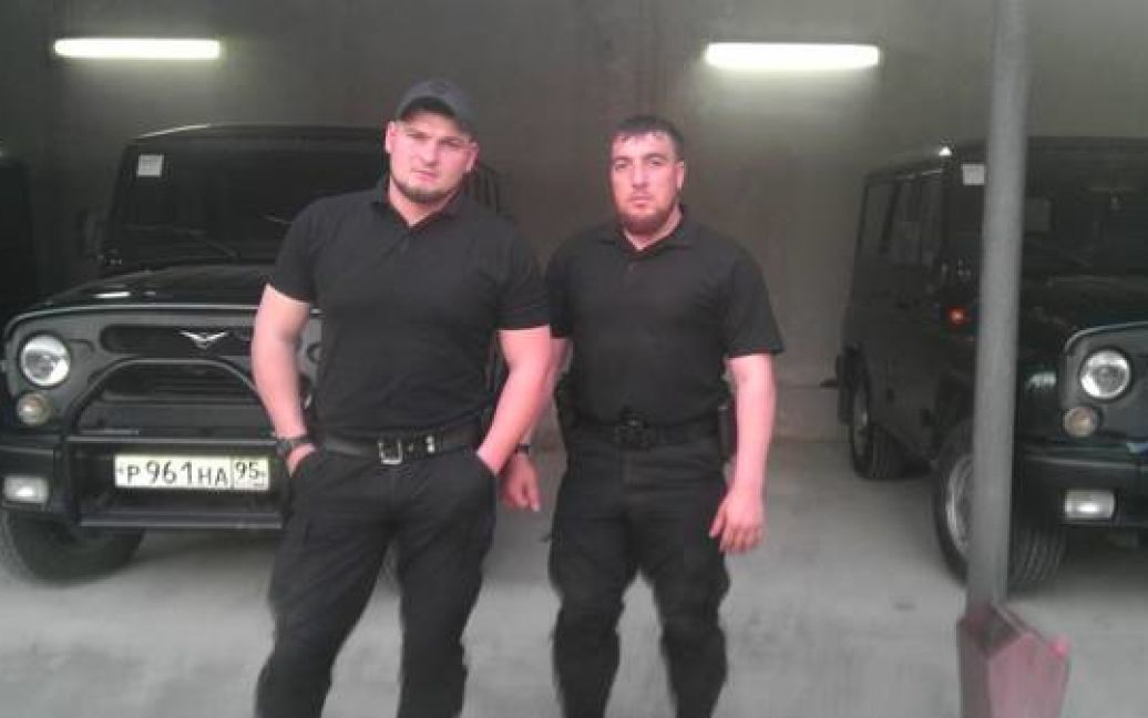 Чеченский боевик (слева), которого ранили во время АТО в Донецке, сфотографировался со знакомым возле автомобиля с чеченскими номерами / © argumentua.com