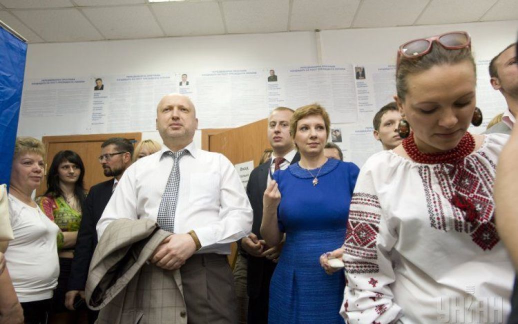 Политики проголосовали на выборах президента. Александр Турчинов пришел с женой / © УНІАН