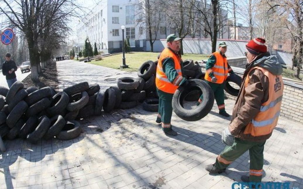 В Донецке разбирают баррикады возле СБУ / © Сегодня