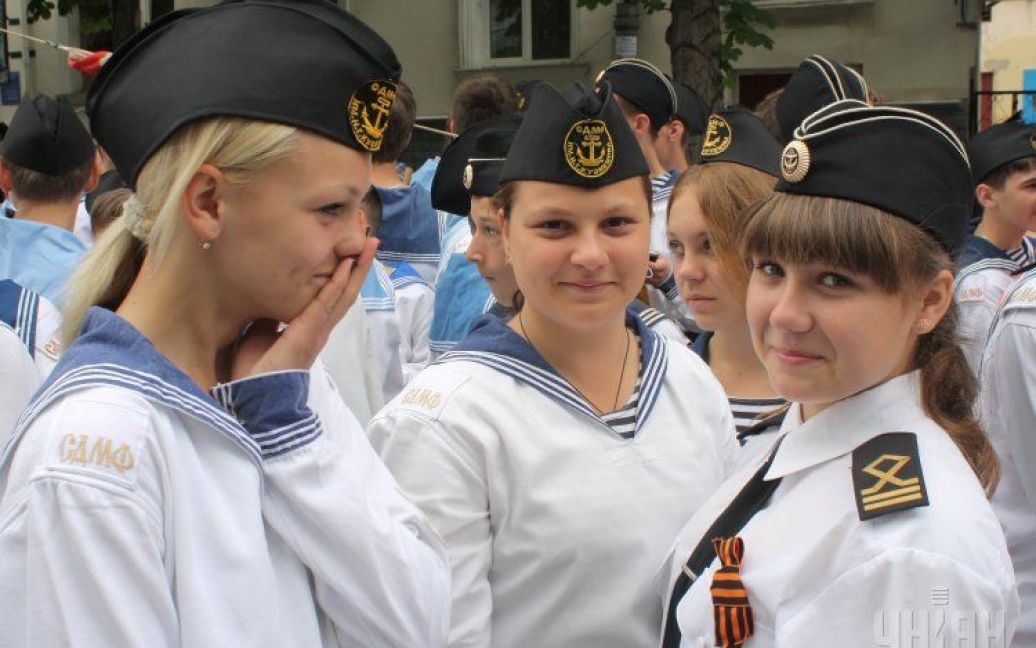 В Крыму "пионеры" провели шествие: дети надели пионерские галстуки и ...