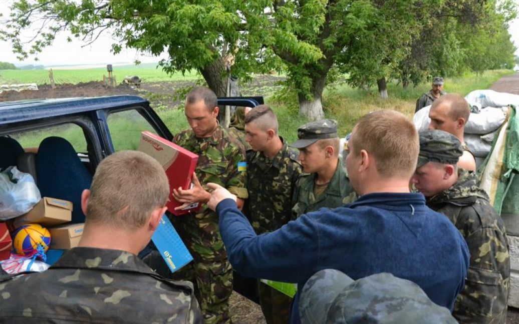 Военным привезли привезли спортинвентарь, форму и обувь / © facebook.com/dmitry.bulatov