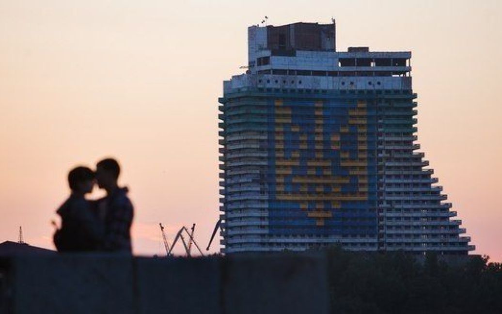 Велетенський герб України у Дніпропетровську. / © vk.com/ultras83