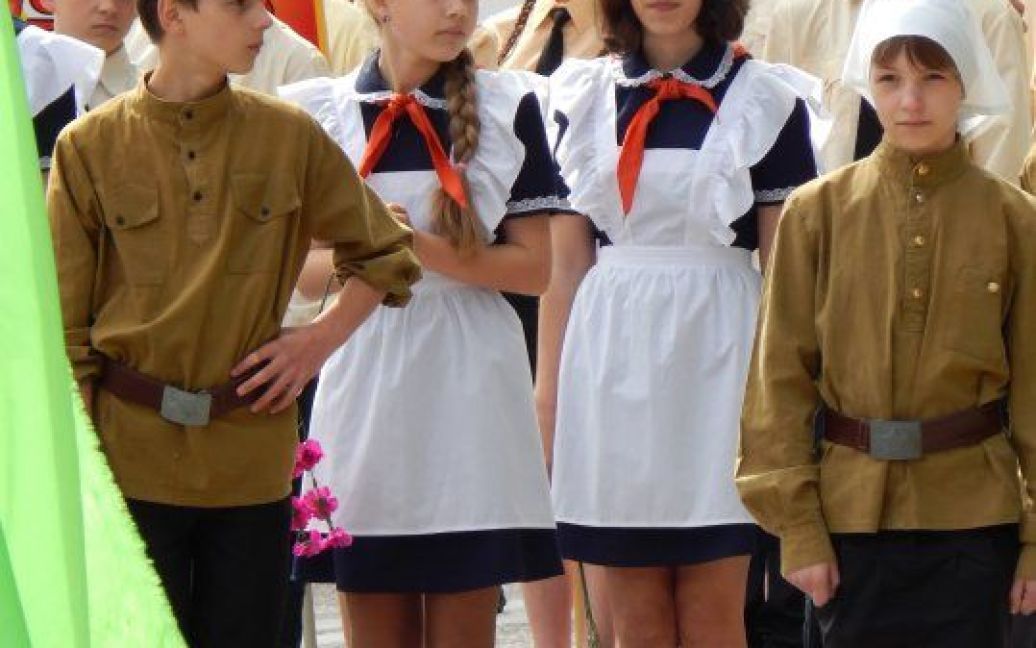 В Крыму "пионеры" провели шествие: дети надели пионерские галстуки и ...