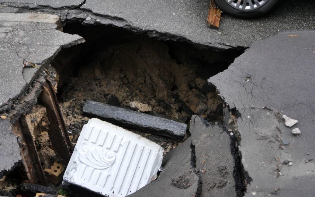 Автомобиль "Пежо" оказался на краю ямы / © Эльдар Сарахман, gazeta.ua