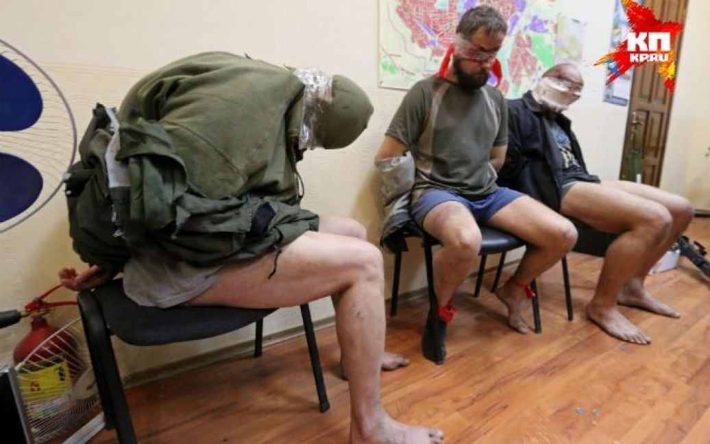 Трех окровавленных мужчин без брюк заставили отвечать на вопросы российских СМИ / © Комсомольская правда