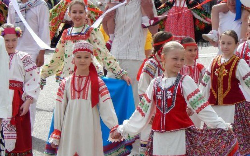 В Крыму "пионеры" провели шествие: дети надели пионерские галстуки и ...