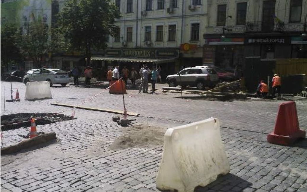 Часть дорожного покрытия провалилась на улице Хмельницкого. / © Магнолія-ТВ