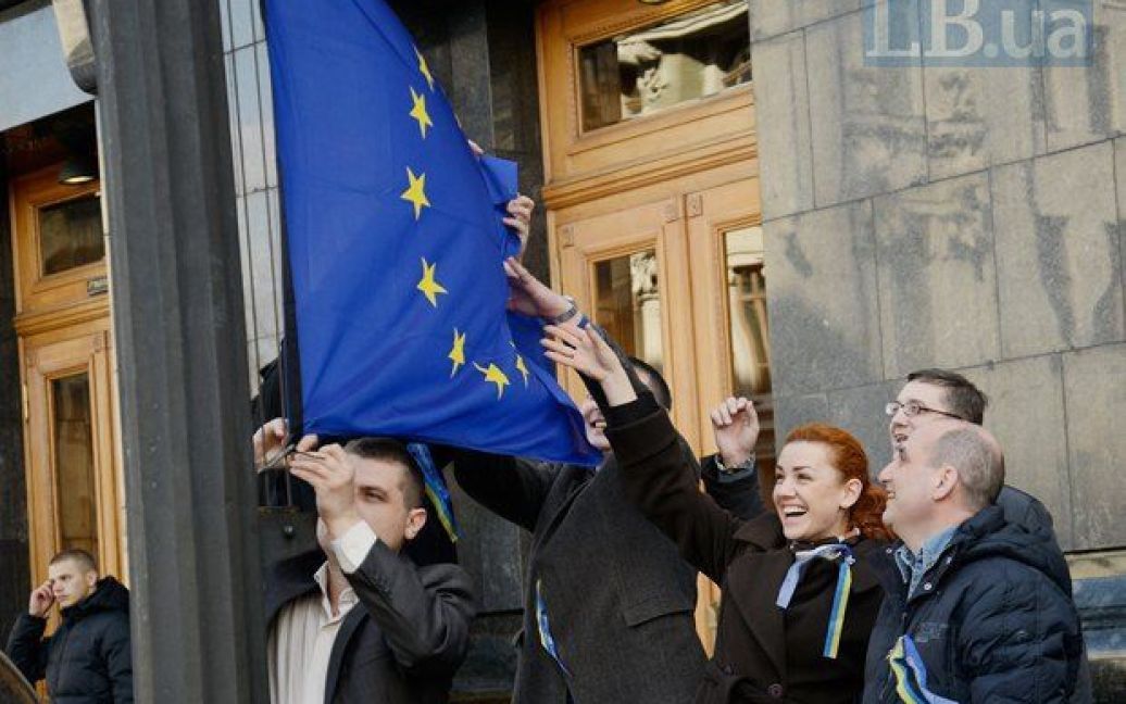 Возле АП в Киеве уже развевается флаг Евросоюза / © LB.ua /Макс Левин