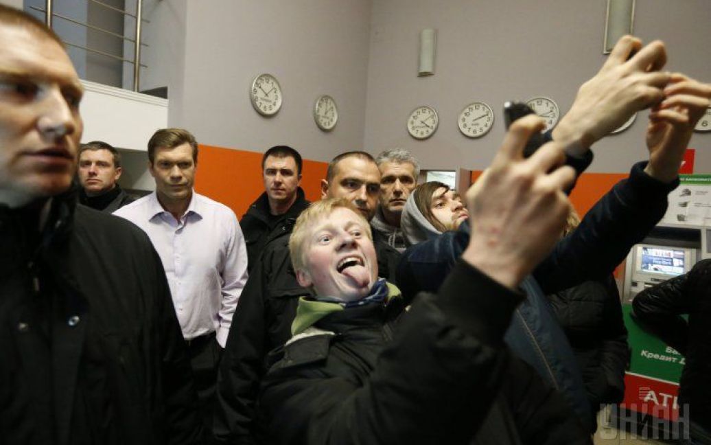 Олега Царьова закидали яйцями та змусили пройти коридором ганьби / © УНІАН