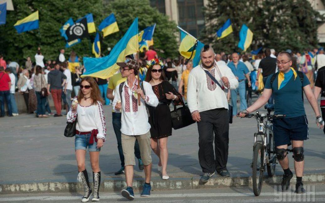 В Запорожье украинцы вышли на парад вышиванок / © УНІАН