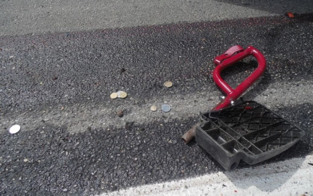 На місці смерті жінки-інваліда у Вінниці по всій дорозі були розкидані її особисті речі та запчастини від електровізка / © instagram Джермейна Ленса