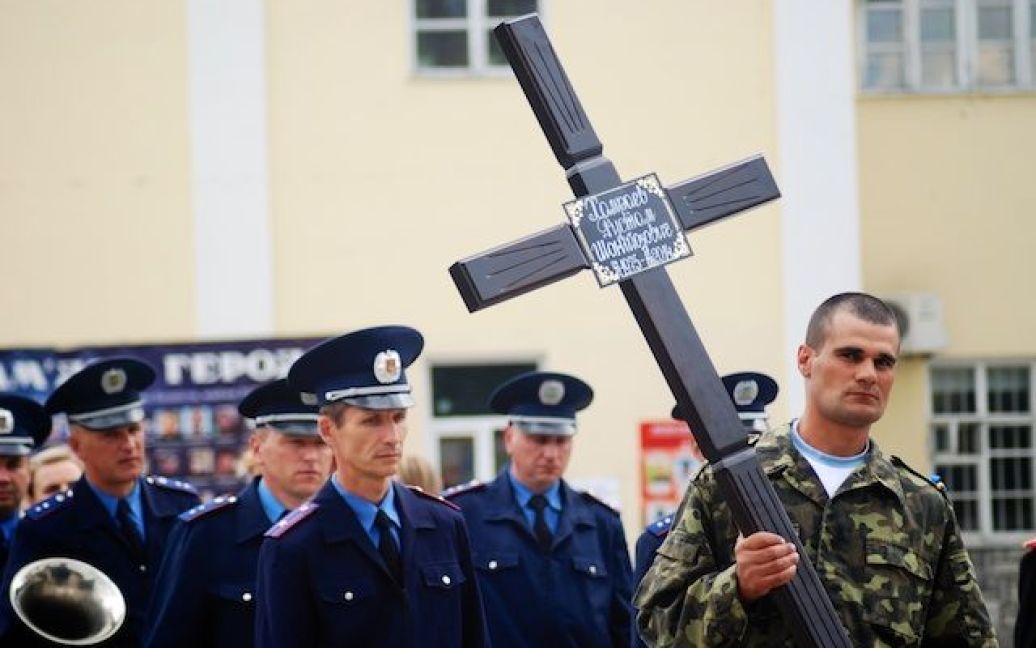 Труну із тілом вояка пронесли центральними вулицями міста. / © Олена Кузьмич, "Волинська правда"