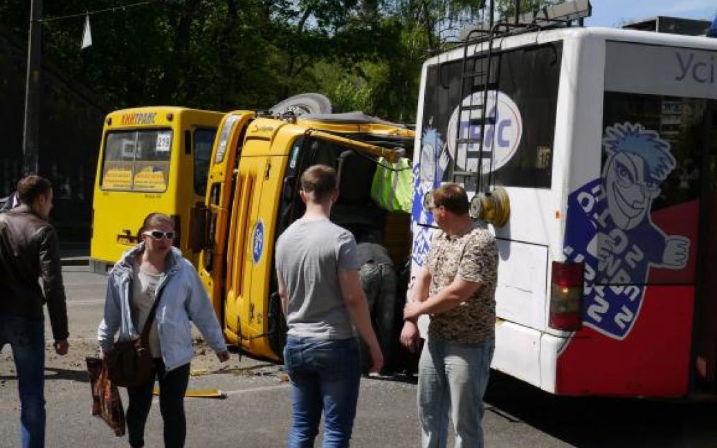 На Оболоні КамАЗ з піском &laquo;влетів&raquo; у тролейбус, є постраждалі / © context.crimea.ua