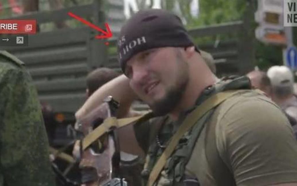 На одном из видео чеченского боевика сняли, когда он был в шапке с надписью "95 регион", что означает Чечню / © argumentua.com