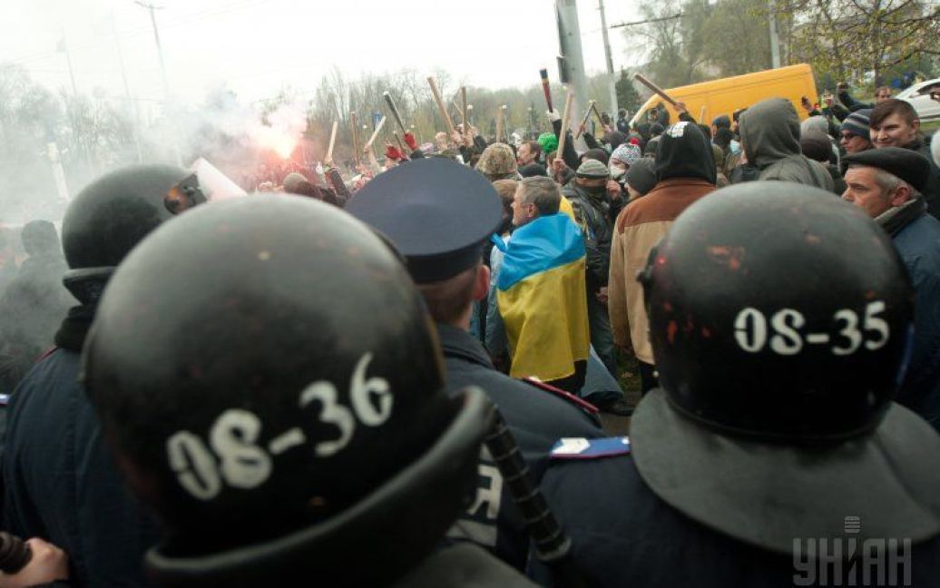 Сепаратистов окружили и забросали яйцами / © УНІАН