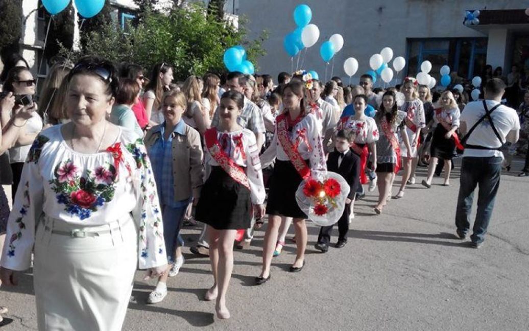 На свято останнього дзвоника випускники гімназії у Севастополі в окупованому Криму прийшли у вишиванках / © youtube.com