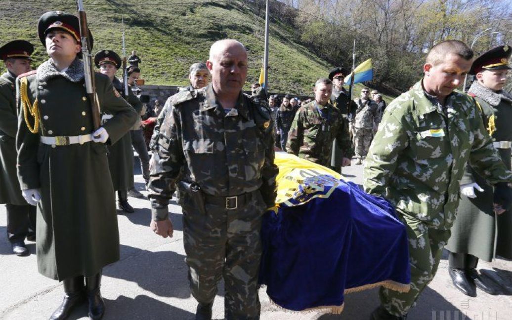 5 квітня в Києві відбулася церемонія прощання з невідомим активістом Євромайдану, який загинув ще в лютому під час пожежі в Будинку профспілок / © УНІАН