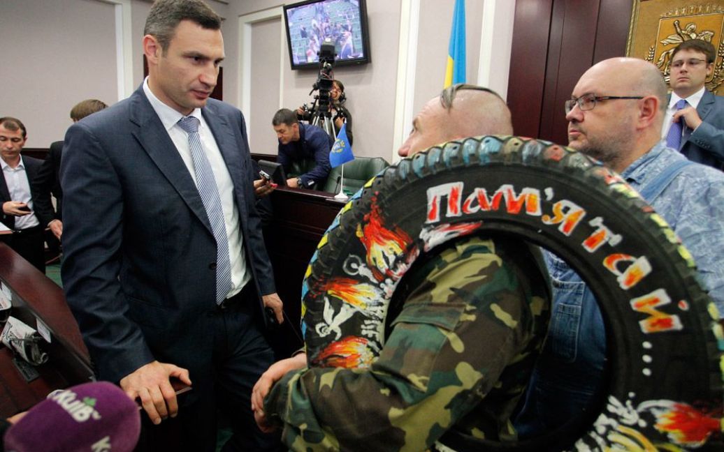 Активисты Майдана дарят Виталию Кличко шину с надписью "Помни..." / © klichko.org