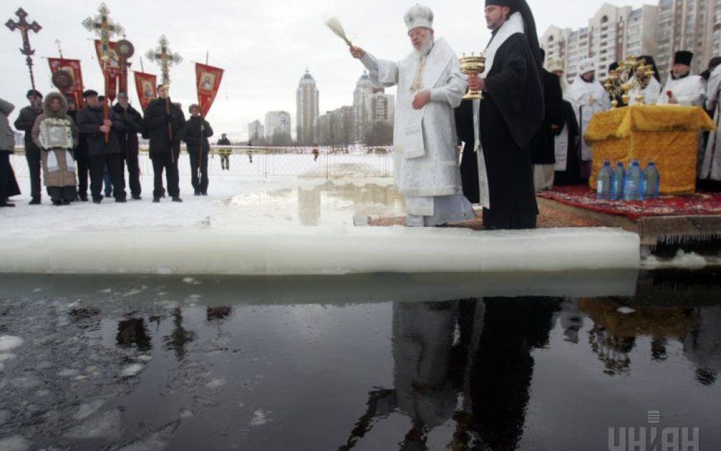 Митрополит Владимир во время церемонии освящения воды, в Киеве, 19 января 2010 г. / © УНІАН