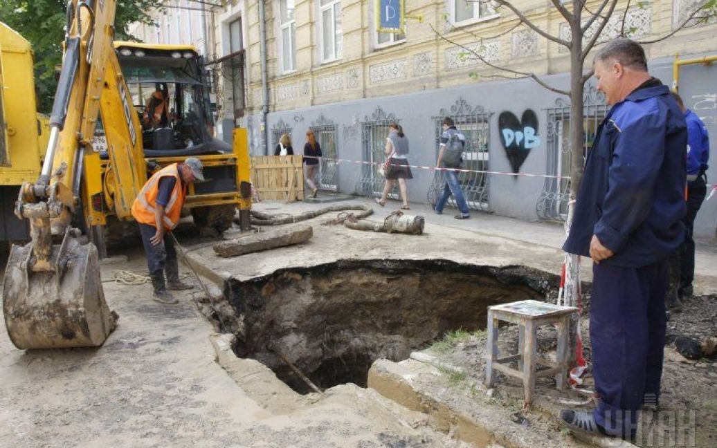 Трехметровая яма появилась сегодня на улице Ярославов Вал. / © УНИАН