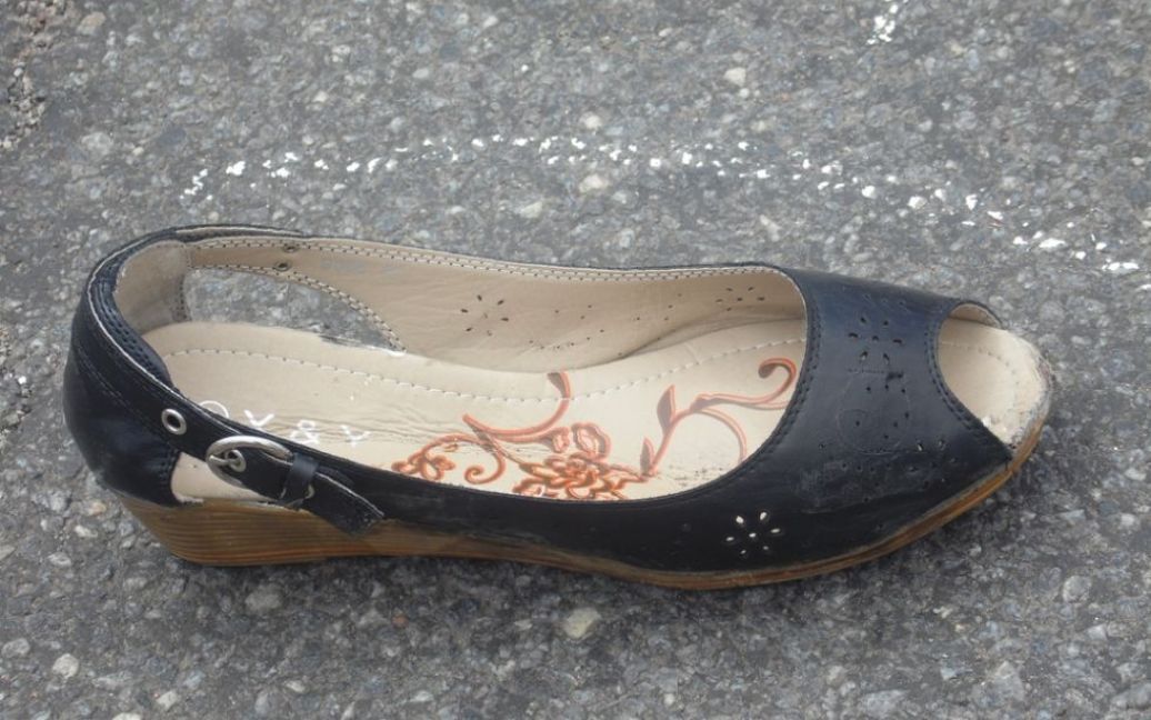 На дорозі валяється черевик, який належав загиблій жінці-інваліду з Вінниці / © instagram Джермейна Ленса