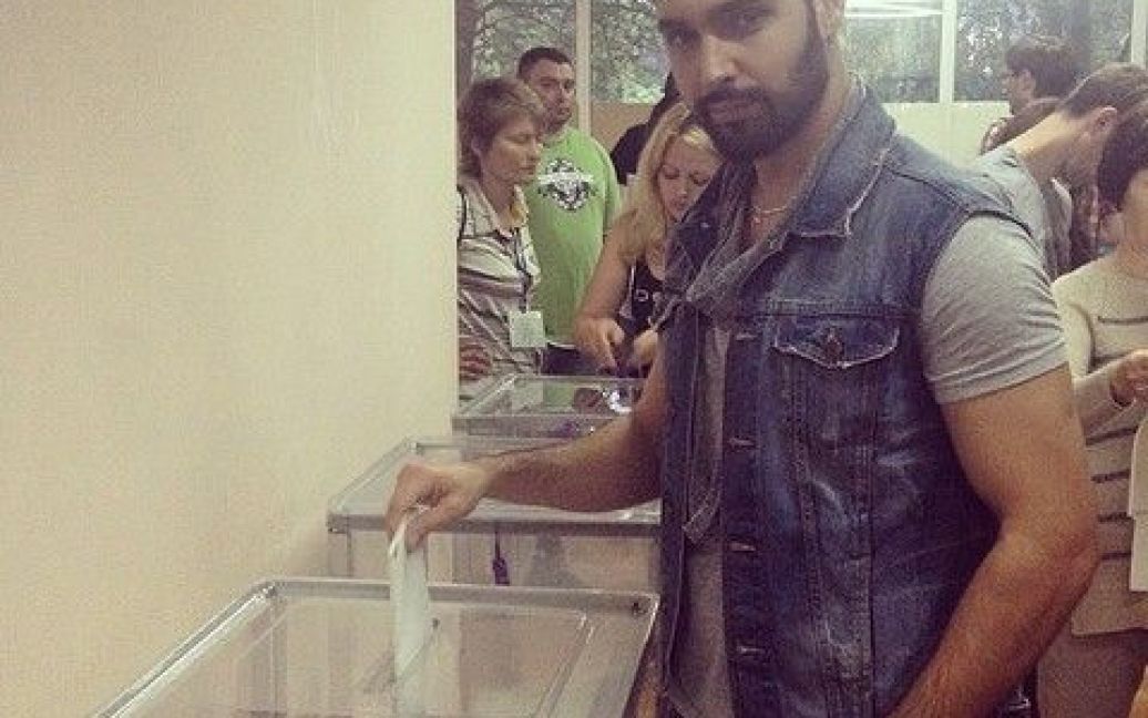 Виталик Козловский для того, чтобы проголосовать, выстоял очередь / © facebook.com/