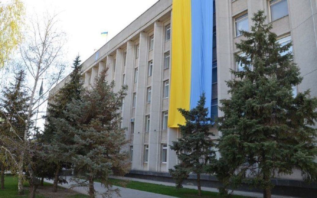 Приблизительные размеры флага: 6,5 метров в длину и 3 в ширину / © visti.ks.ua