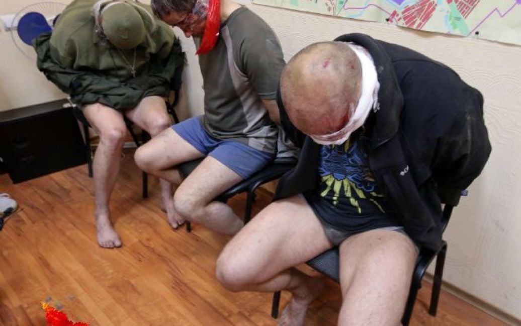 Трех окровавленных мужчин без брюк заставили отвечать на вопросы российских СМИ / © Комсомольская правда