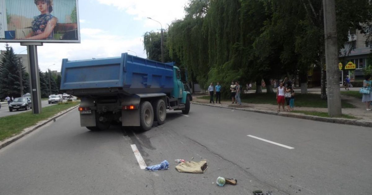 На месте смерти женщины-инвалида в Виннице по всей дороге были разбросаны ее личные вещи и запчасти от электроколяски / © vn.20minut.ua