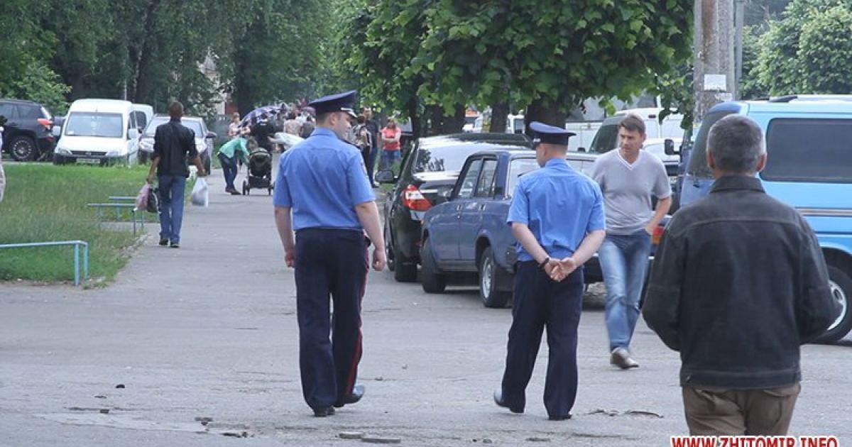 Пікетувальники, які виступають проти агресії Кремля щодо України, понівечили в Житомирі фасади, вивіски та банкомати російських банків / © zhitomir.info