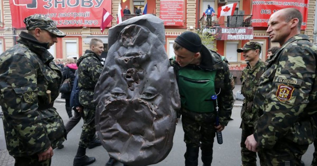 Самооборона Майдана уничтожила имущество из офиса КПУ / © УНІАН