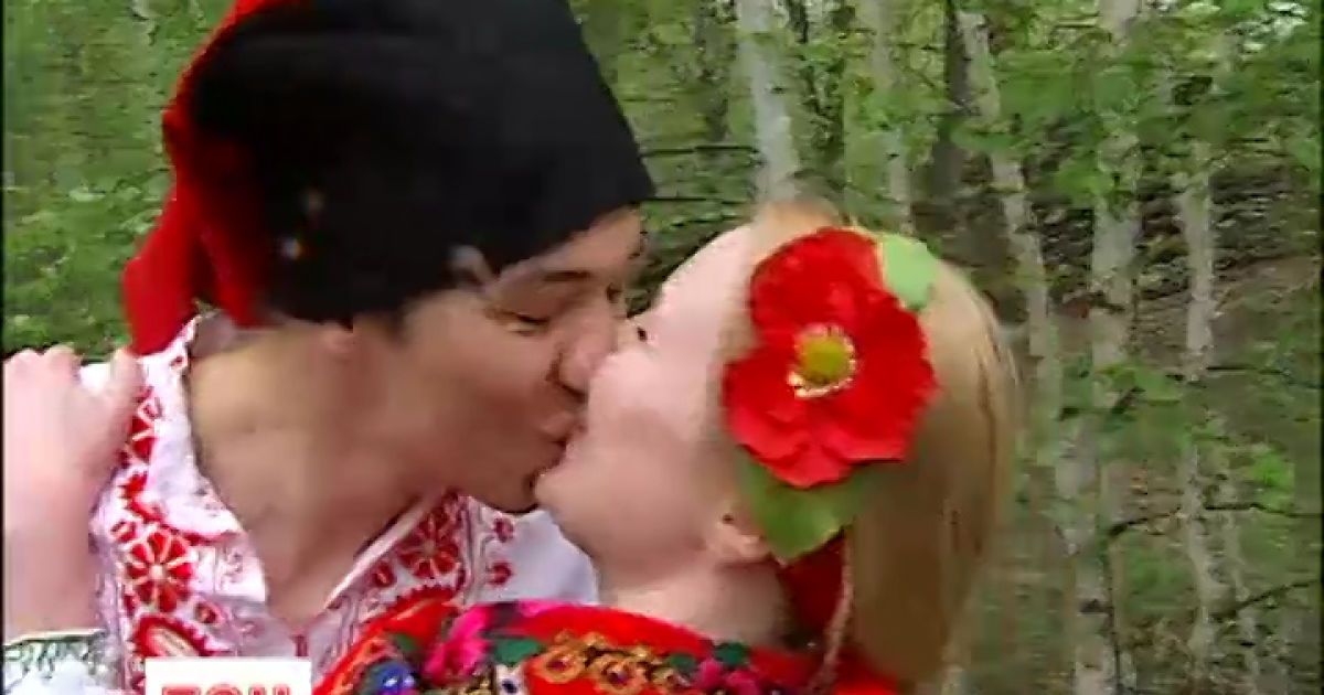Мокрое сватовство испортила прохладная погода, но девушки дали согласие на брак