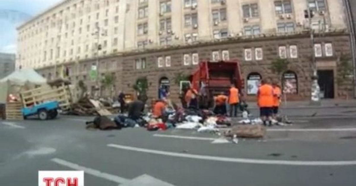 Палатки убрали рядом с метро "Крещатик"