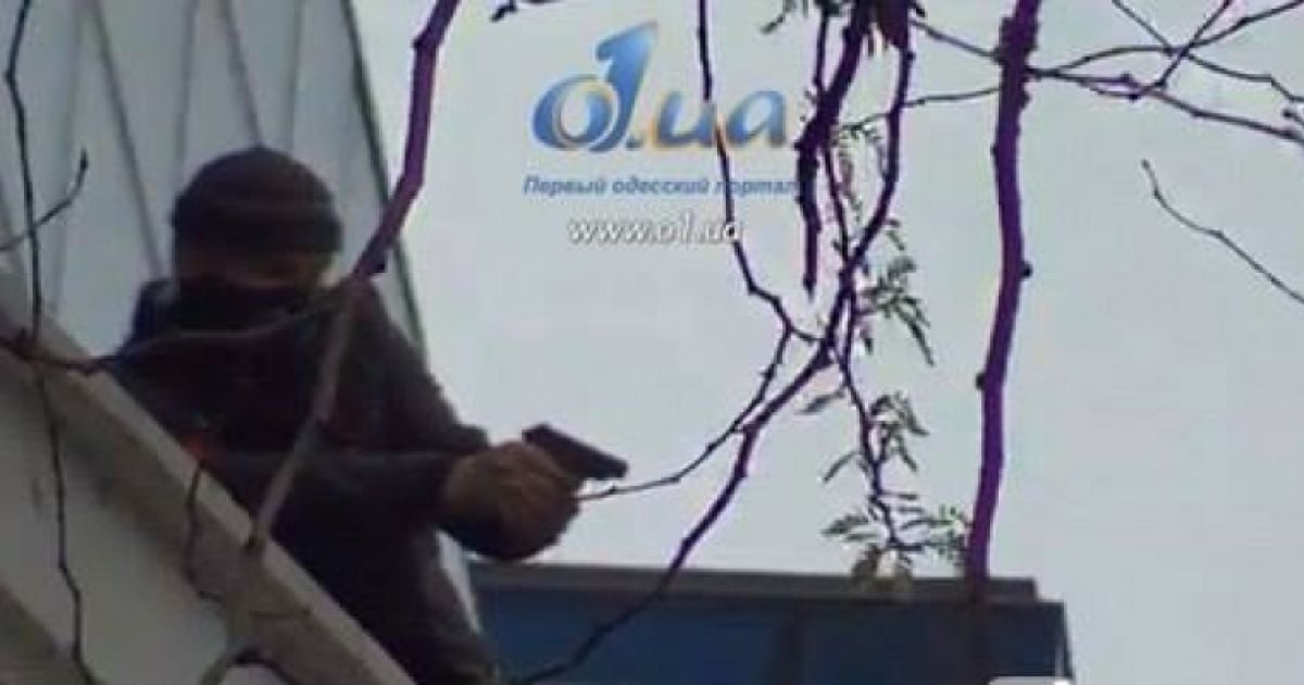 Боевик стрелял с крыши по людям