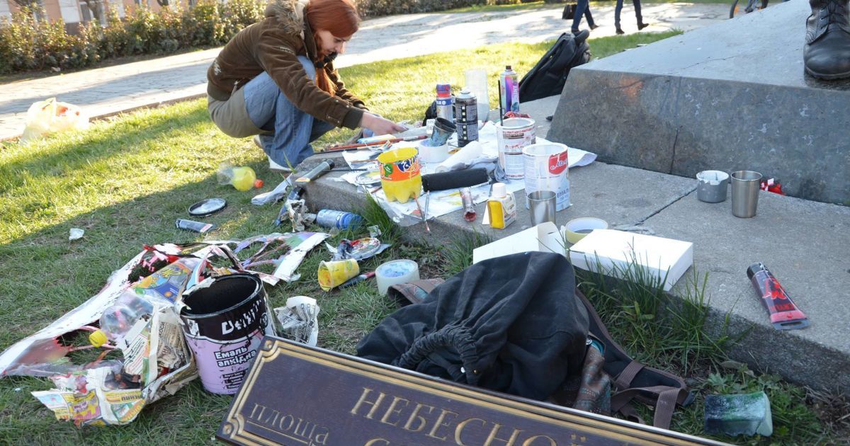 Постамент, где когда-то стоял памятник Ленину в Полтаве, превратили в мемориал Героев Майдана / © facebook.com/alexandra.sirotenko