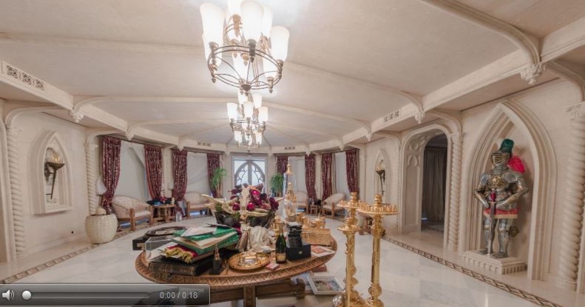 Рыцарский зал в Межигорье. На шторы в эту комнату потратили 2,5 миллиона гривен