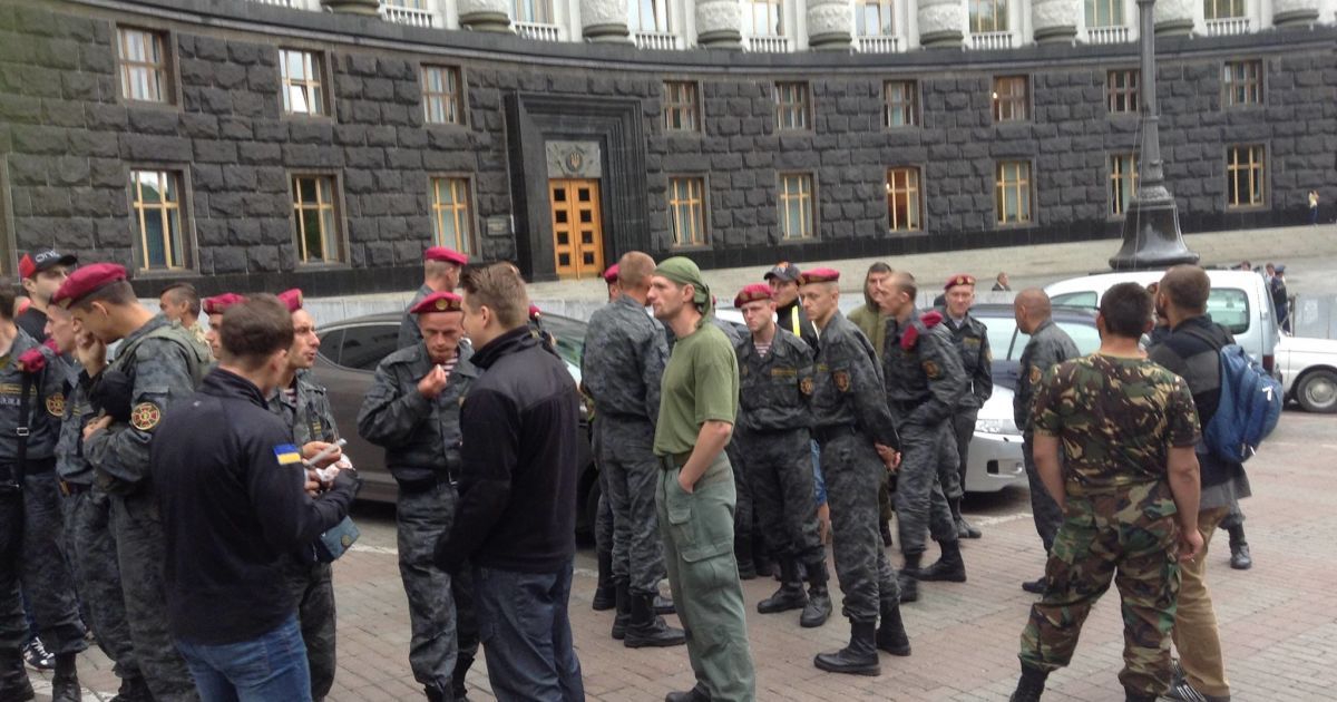 Бойцы Нацгвардии пикетируют под стенами Кабмина с требованием предоставить им статус участников боевых действий