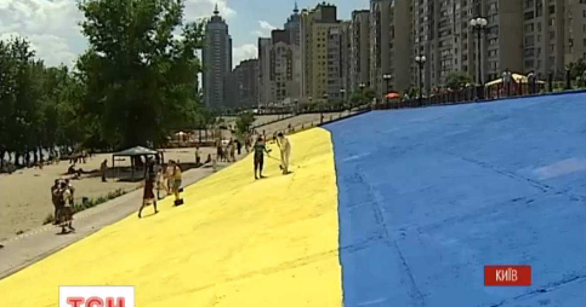 Длина флага - 100 метров.