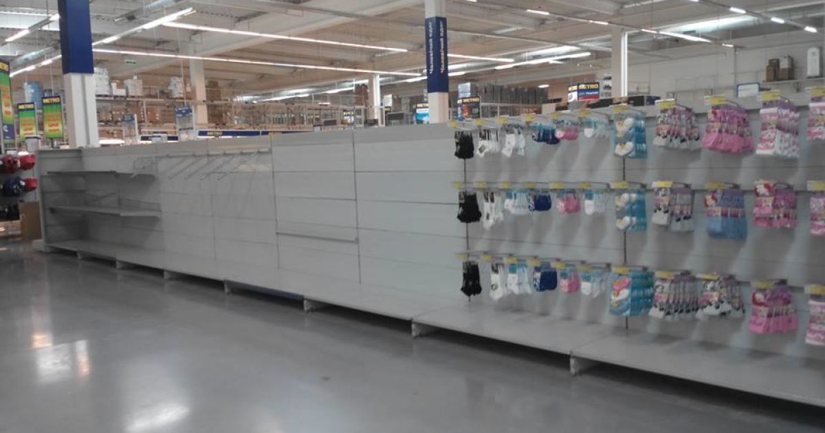 У сімферопольському гіпермаркеті "Метро" багато прилавків пустують, а всі ціни вказані в російських рублях / © МВС