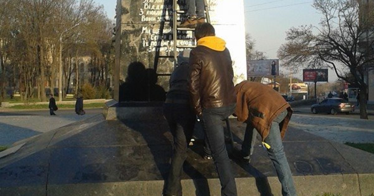 Постамент, где когда-то стоял памятник Ленину в Полтаве, превратили в мемориал Героев Майдана / © facebook.com/alexandra.sirotenko