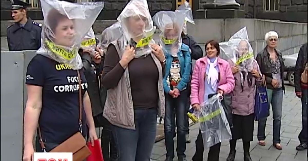 Люди предлагали чиновникам минуту побыть на их месте