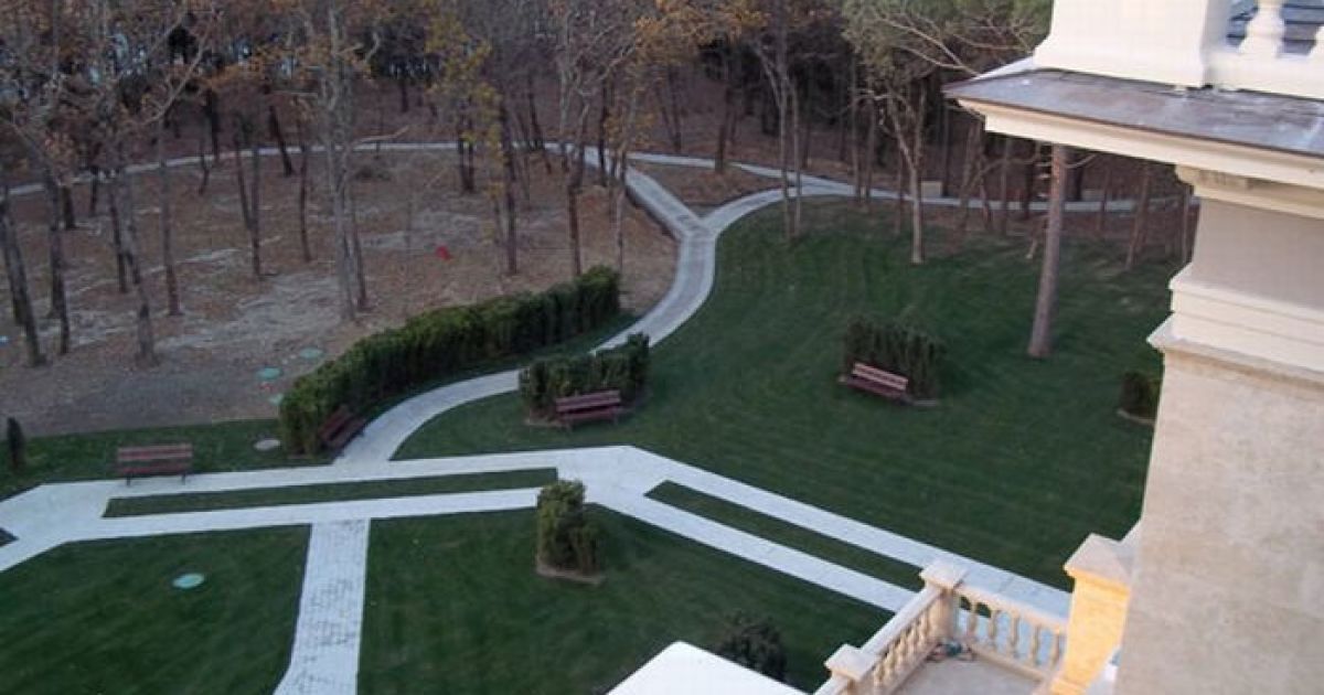 Роскошный "дворец Путина" на берегу Черного моря в селе Прасковеевка возле курортного города Гененджик в Краснодарском крае России / © kolyan.net