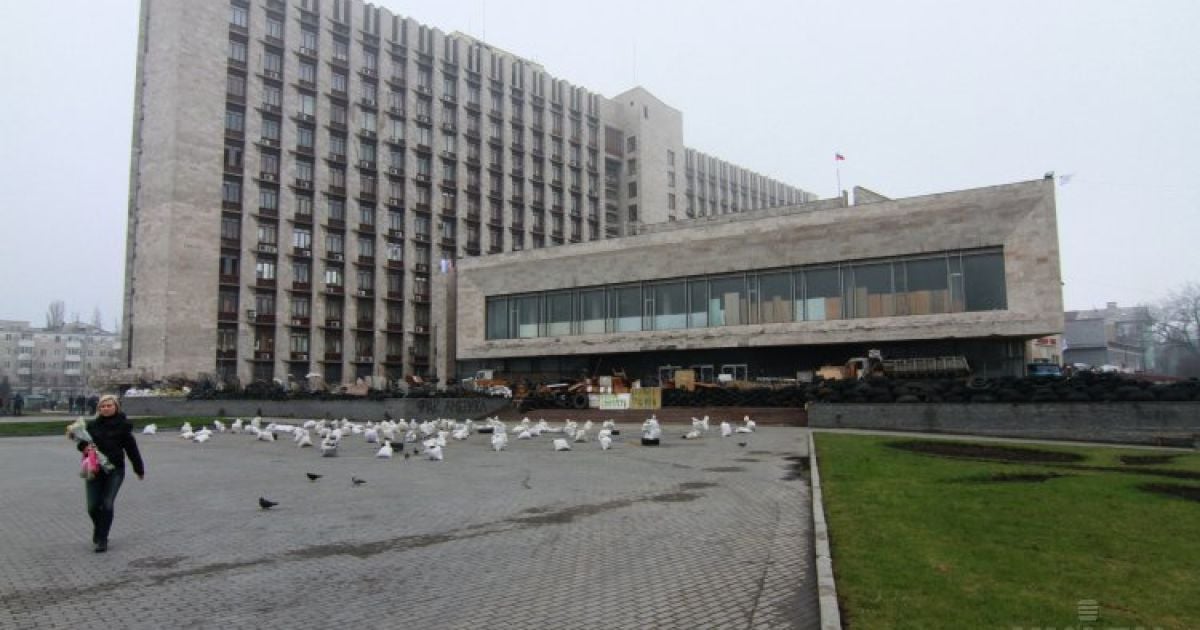 Возле ОГА в Донецке сейчас скопление людей в камуфляже, утверждают в горсовете