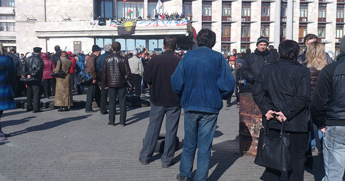 Террористы удерживают похищенных военных и мирных проукраинских жителей в ОГА в Донецке