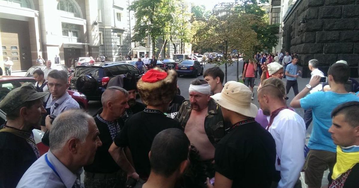 У Києві біля комітетів Ради вибухають гранати