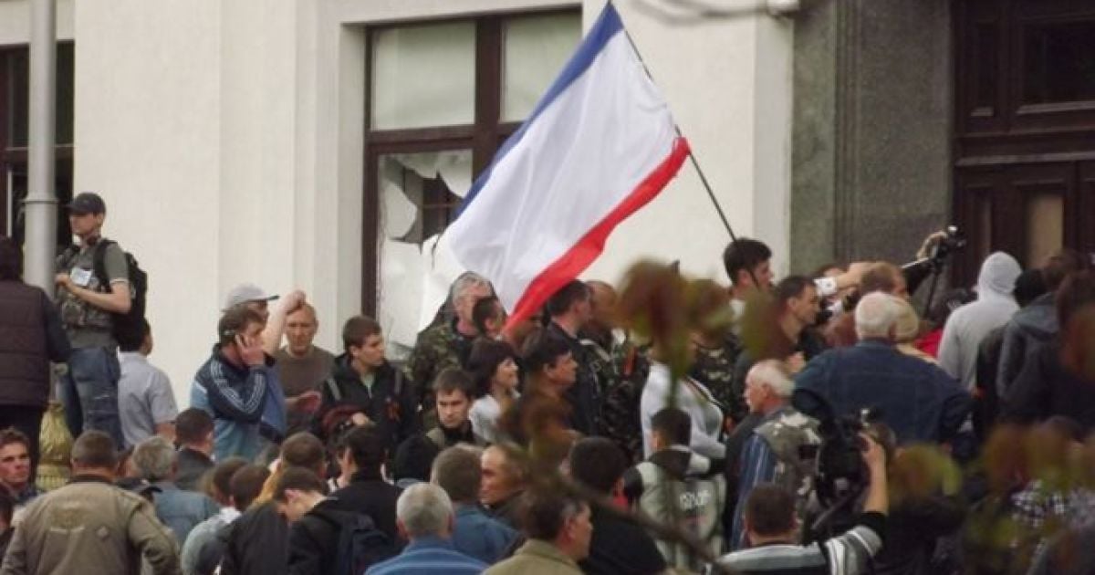 Первым делом после штурма сепаратисты установили на ОГА флаг России