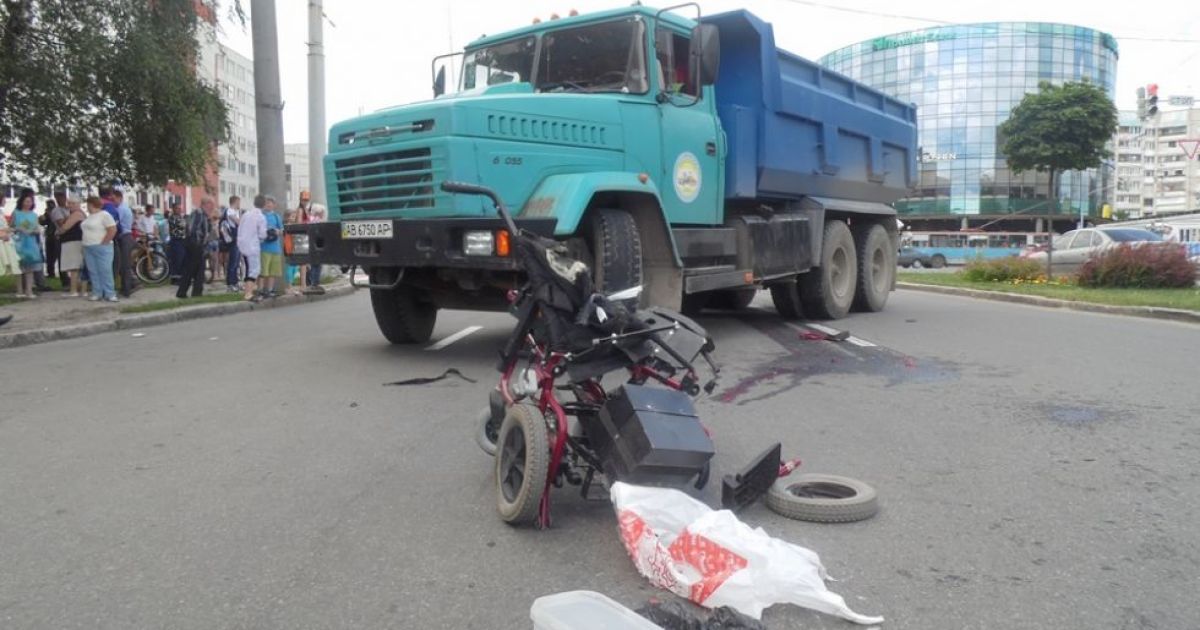 В Виннице под колесами "КрАЗа" погибла женщина на инвалидной электроколяске / © vn.20minut.ua