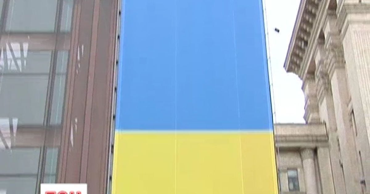 ЦУМ завернут в национальный флаг