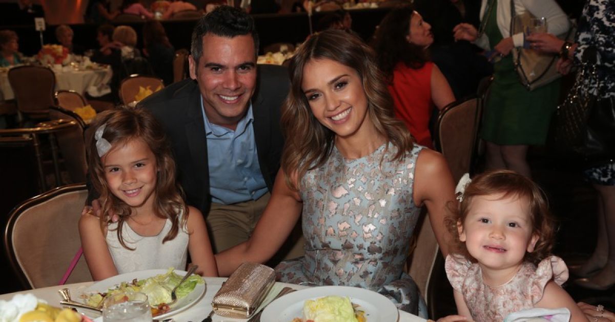 Идеальная мать с двумя очаровательными дочками - 5-летней Онор и 2-летней Хэвен и мужем Кэшем